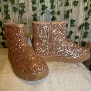 Girls pink glitter boots.